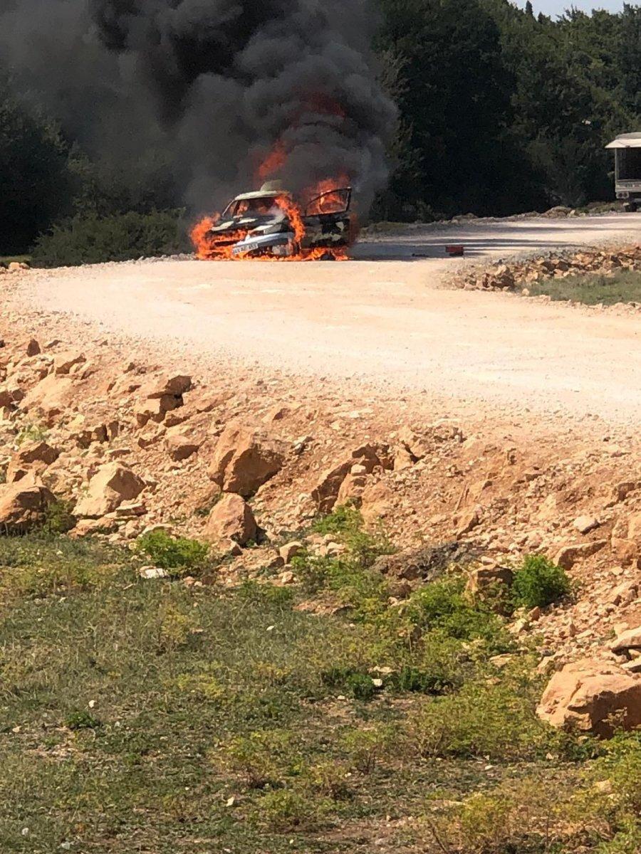 Sakarya’da yanan araç küle döndü