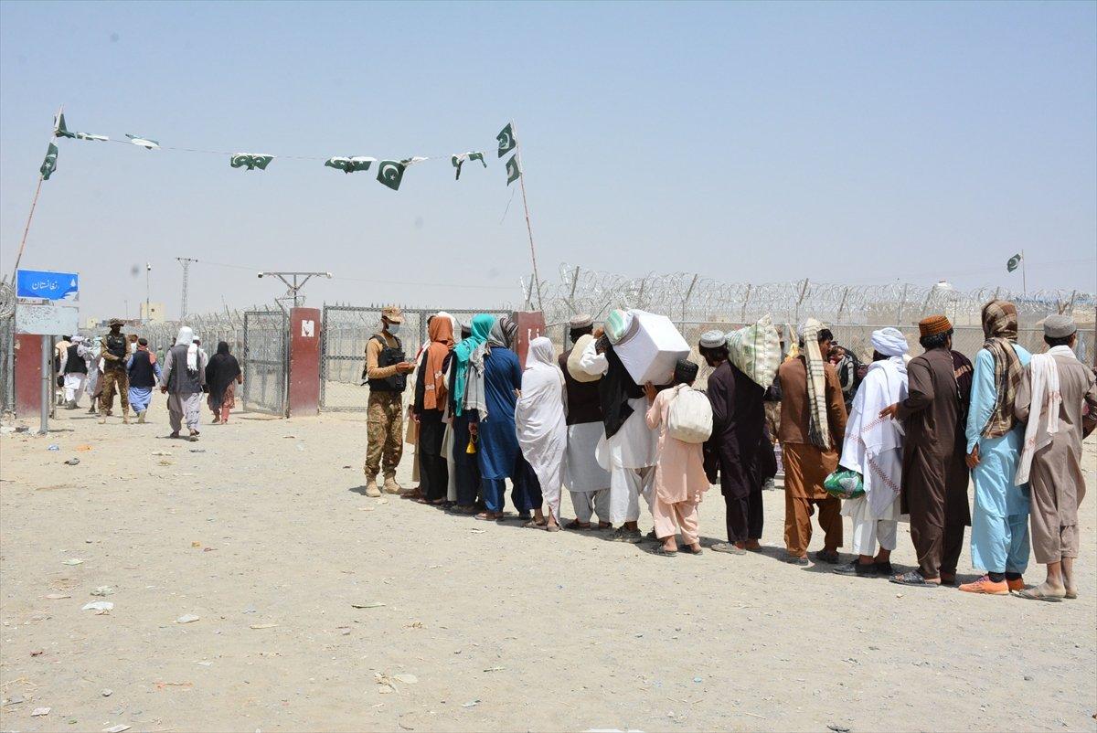 Afganların Pakistan sınırındaki bekleyişi sürüyor