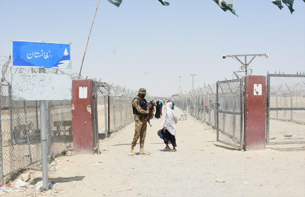 Afganların Pakistan sınırındaki bekleyişi sürüyor