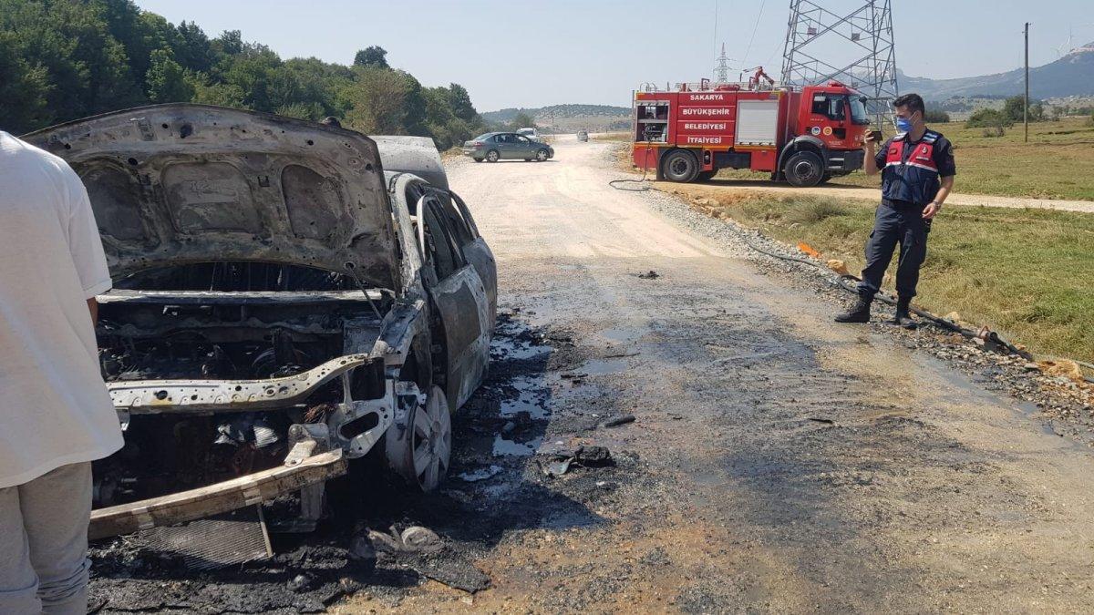 Sakarya’da yanan araç küle döndü