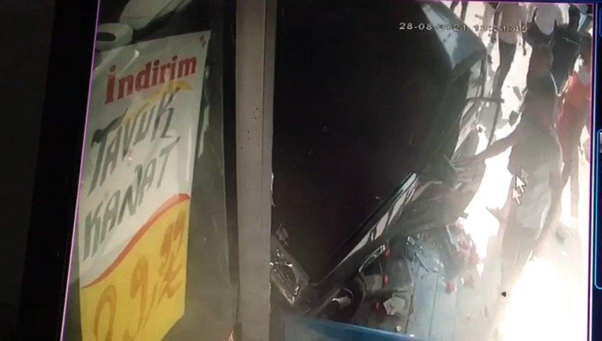 Bahçelievler’de, 17 yaşındaki sürücü kaldırımı aşıp markete daldı