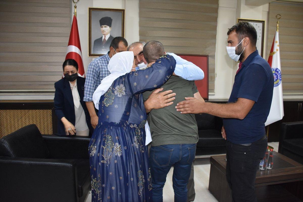 Evlat nöbetinde bir aile daha çocuğuna kavuştu