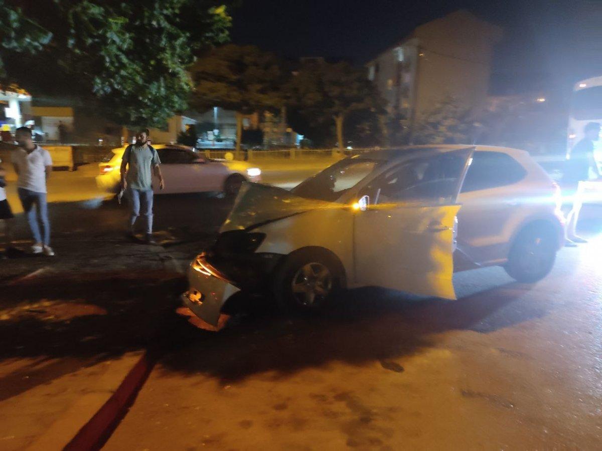 Kocaeli'de kadın, yayaya çarpmamak için restoranın kolluklarına çarptı