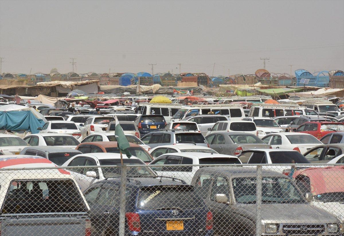 Afganların Pakistan sınırındaki bekleyişi sürüyor