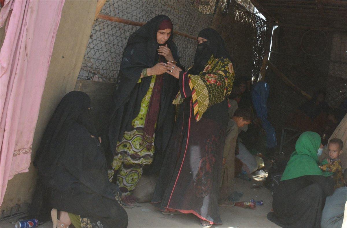 Afganların Pakistan sınırındaki bekleyişi sürüyor