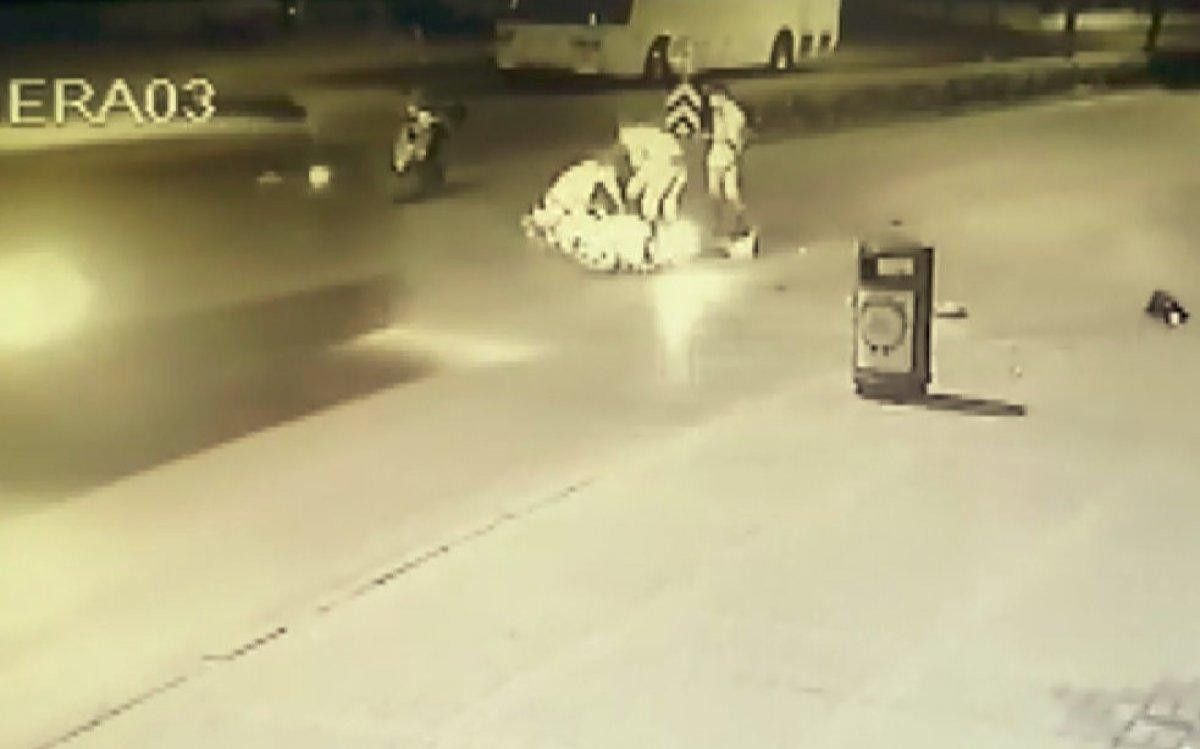 Antalya'da bir minibüs caddede olan insanları metrelerce sürükledi