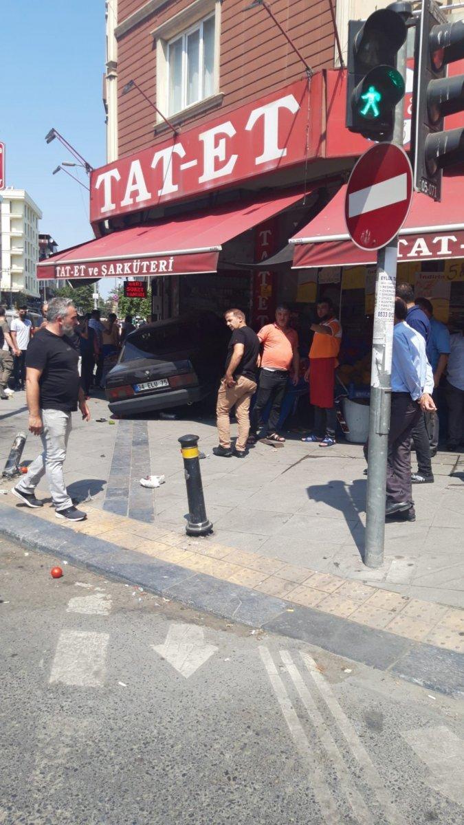 Bahçelievler’de, 17 yaşındaki sürücü kaldırımı aşıp markete daldı