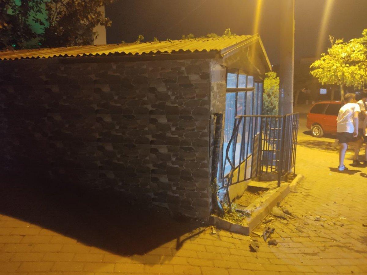 Kocaeli'de kadın, yayaya çarpmamak için restoranın kolluklarına çarptı