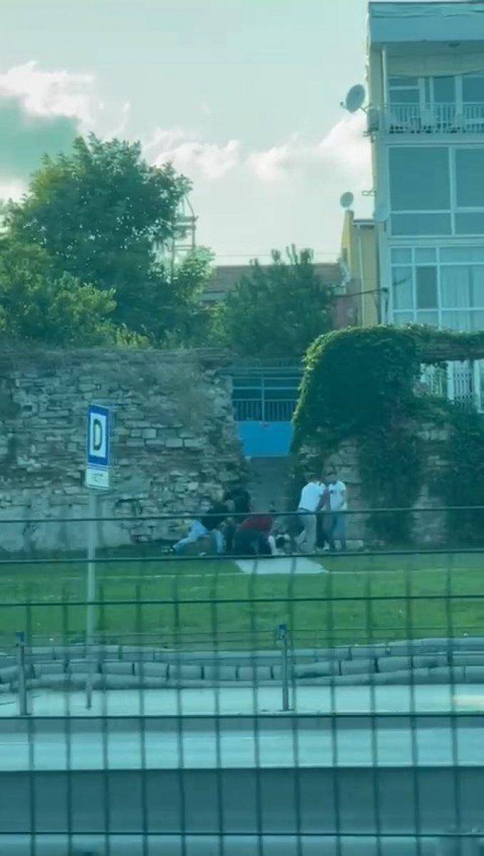 Fatih’te sopalı ve silahlı kavga anları kamerada