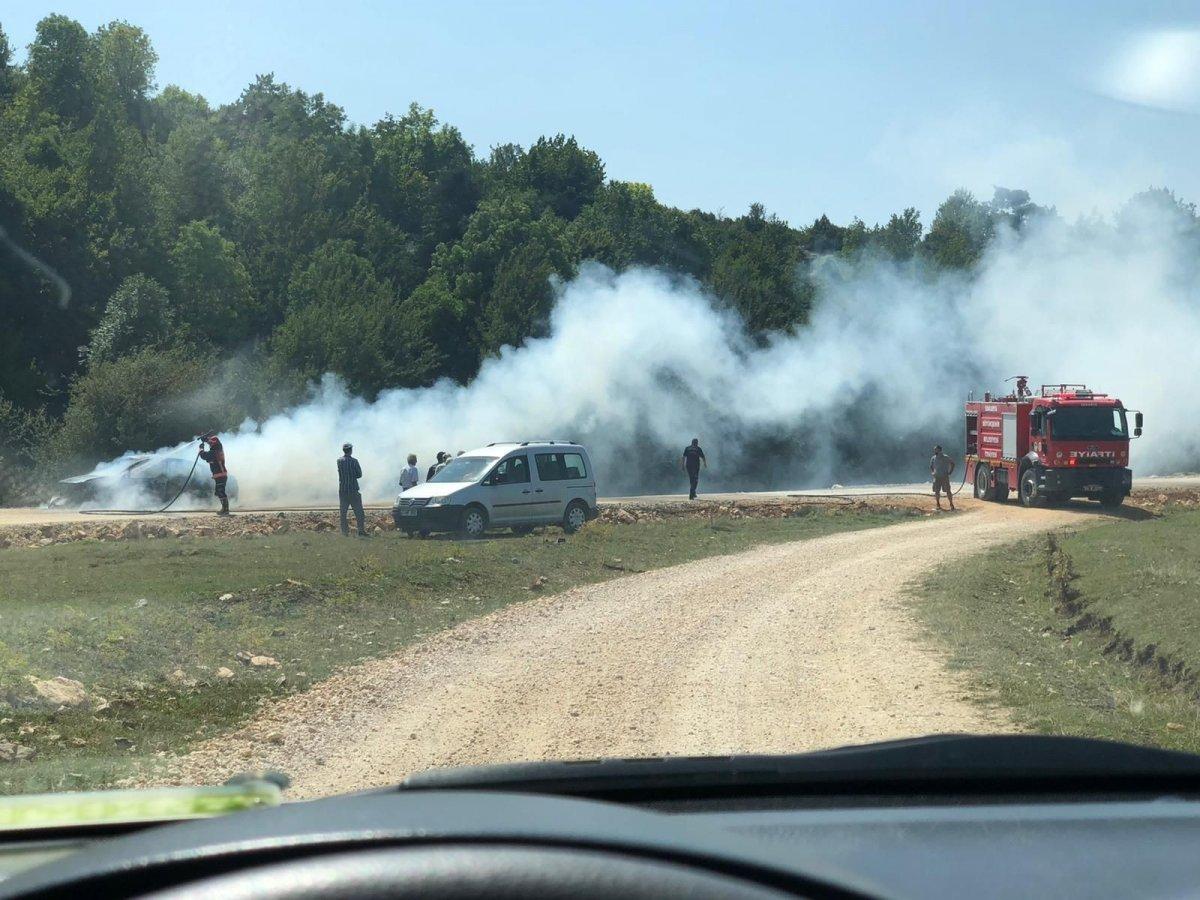 Sakarya’da yanan araç küle döndü