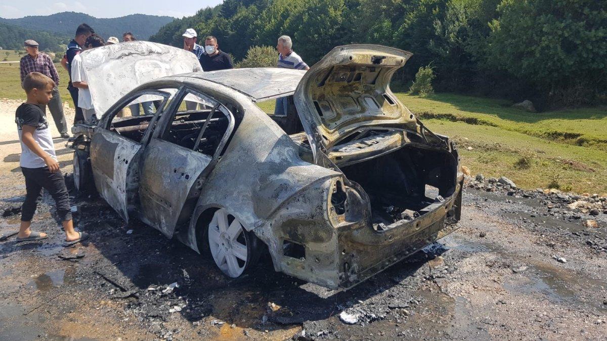 Sakarya’da yanan araç küle döndü