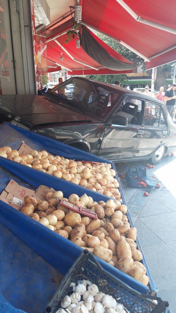 Bahçelievler’de, 17 yaşındaki sürücü kaldırımı aşıp markete daldı