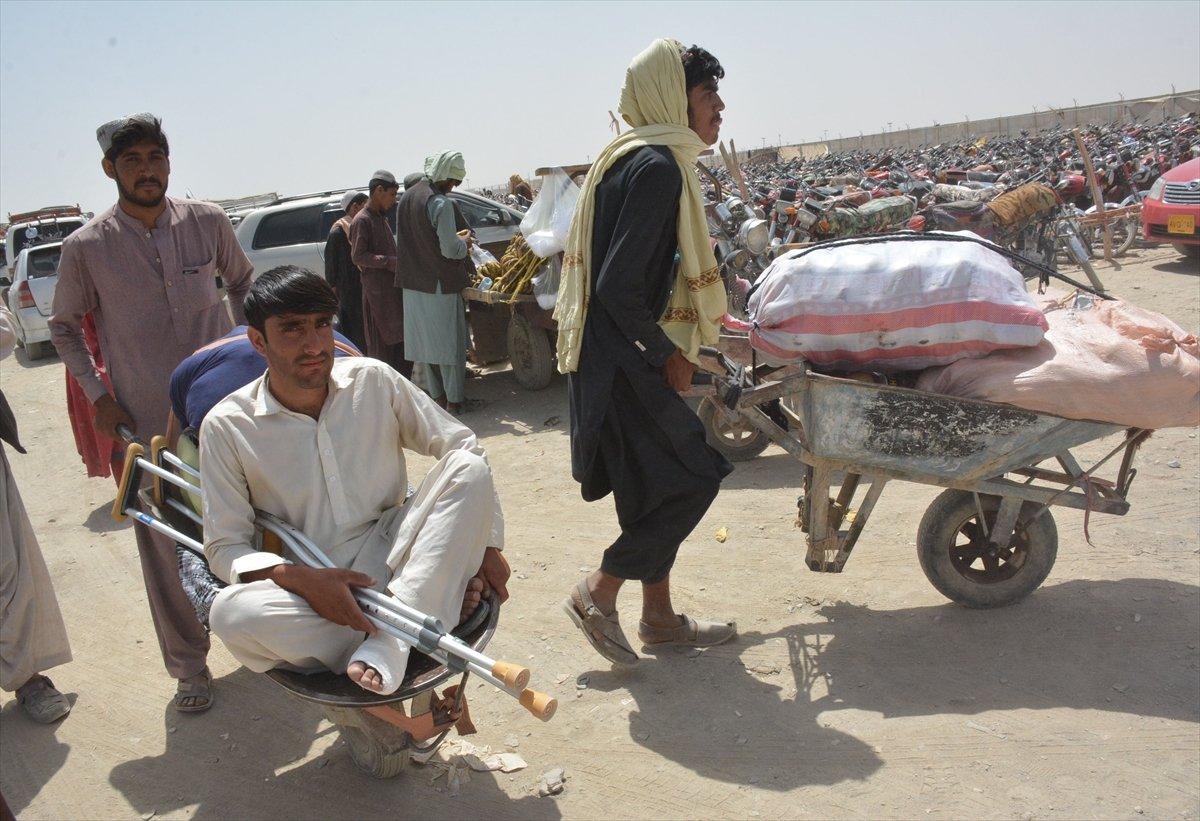 Afganların Pakistan sınırındaki bekleyişi sürüyor