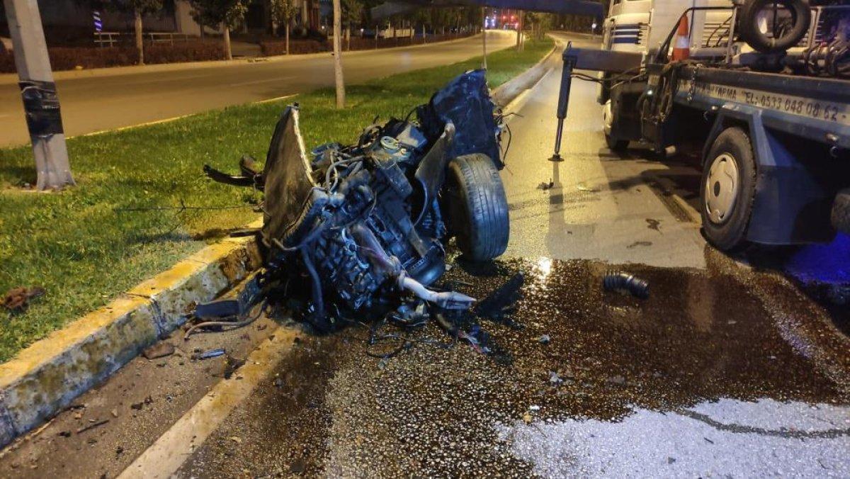 Denizli'de hurdaya dönen araçtan sağ olarak kurtarıldı