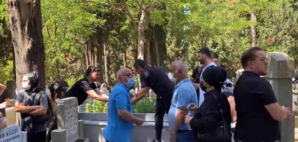 Alişan kardeşinin mezarı başında gözyaşlarına boğuldu