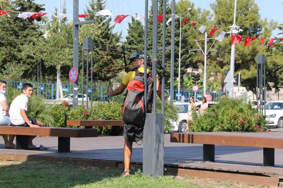 Antalya'da yasağa aldırmayan İtalyan paraşütçü aydınlatma direğine takıldı