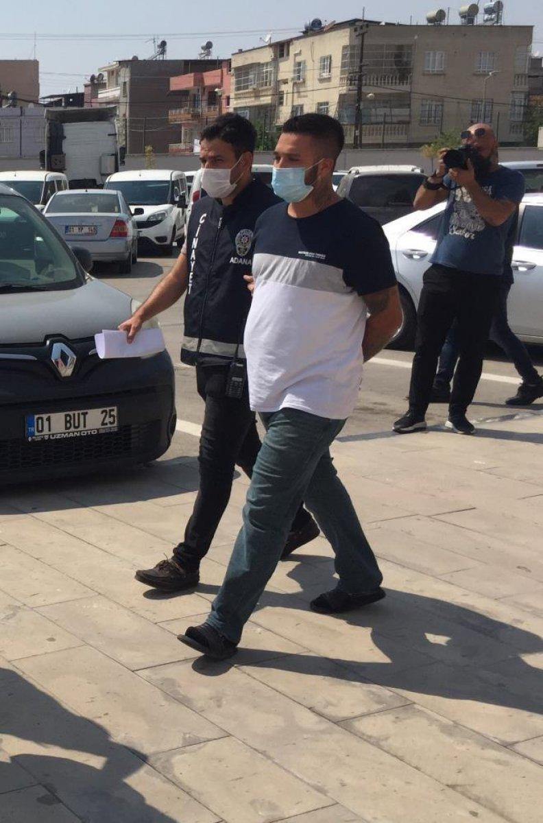 Adana'da kendisini ihbar ettiğini düşündüğü genci bıçakladı