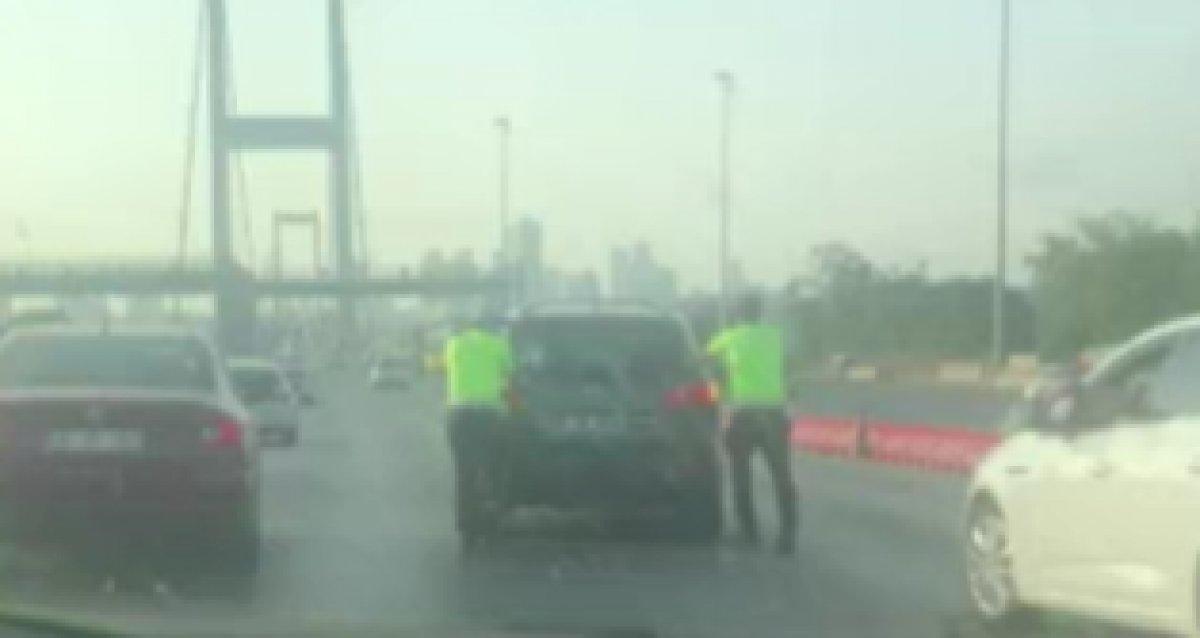 İstanbul'da aracı bozulan sürücüye polisler yardım etti