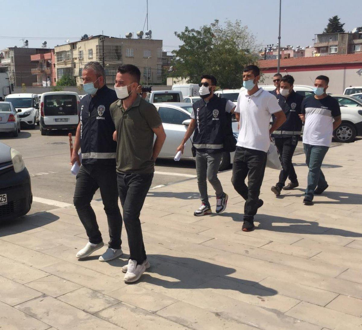 Adana'da kendisini ihbar ettiğini düşündüğü genci bıçakladı