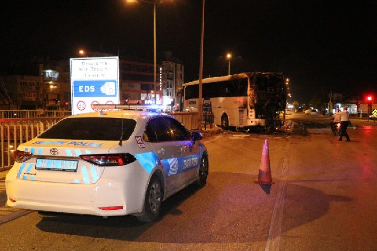 Denizli'de seyir halindeki yolcu otobüsü yandı