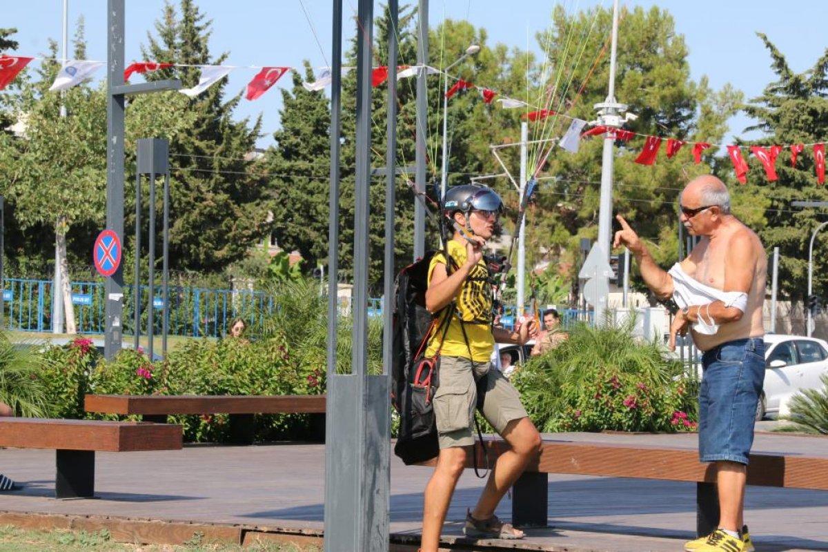Antalya'da yasağa aldırmayan İtalyan paraşütçü aydınlatma direğine takıldı