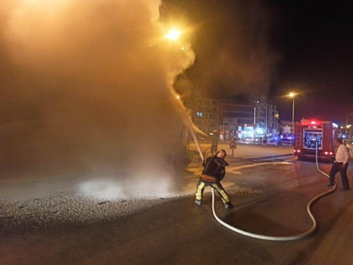 Denizli'de seyir halindeki yolcu otobüsü yandı