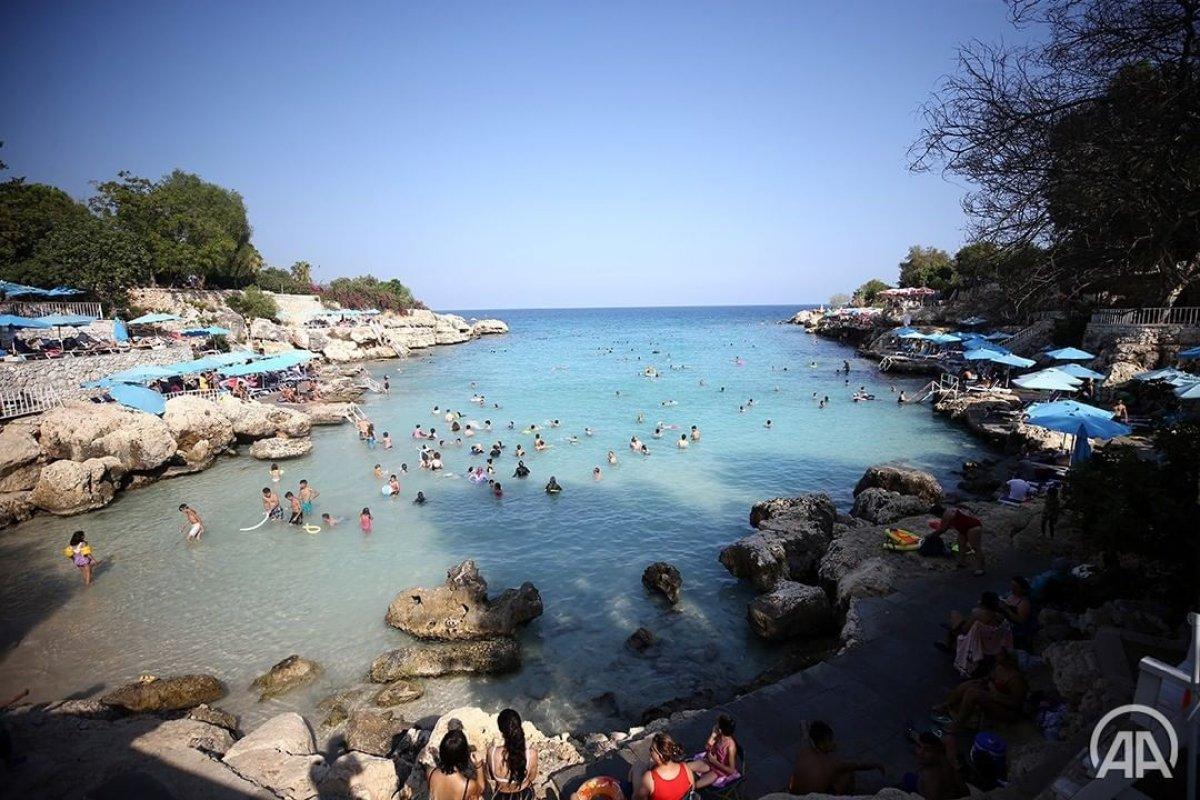 Mersin'deki Yapraklı Koy'a tatilci akını