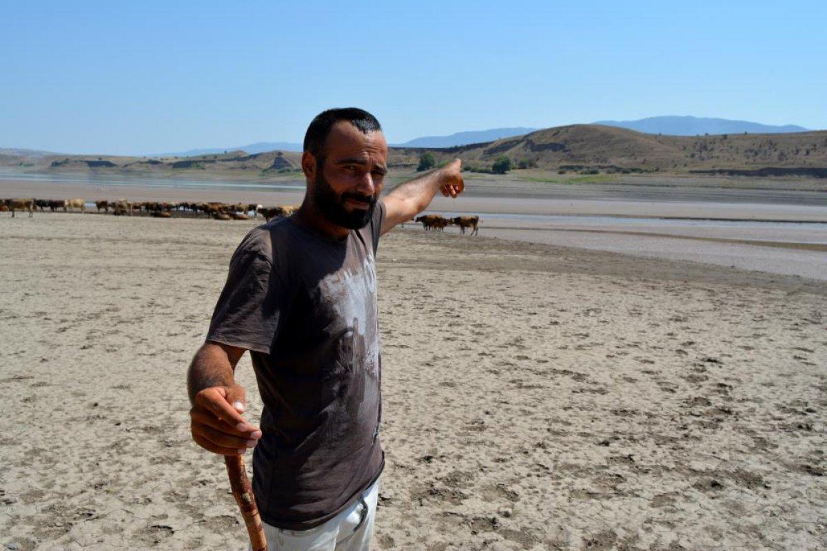 Sivas'ta suların çekildiği baraj, yürüyüş alanına döndü