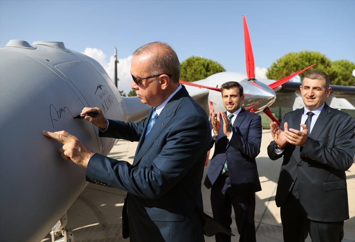 Cumhurbaşkanı Erdoğan, Bayraktar Akıncı TİHA’yı imzaladı