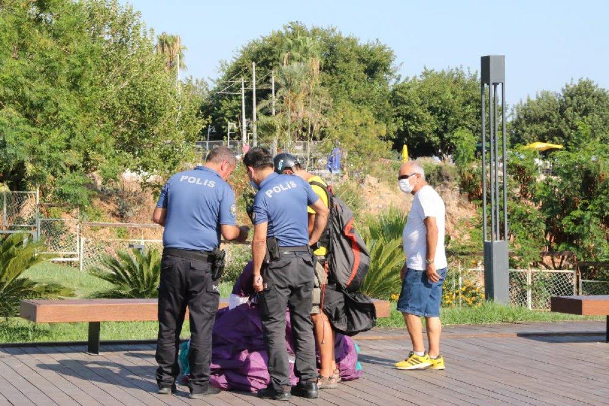 Antalya'da yasağa aldırmayan İtalyan paraşütçü aydınlatma direğine takıldı