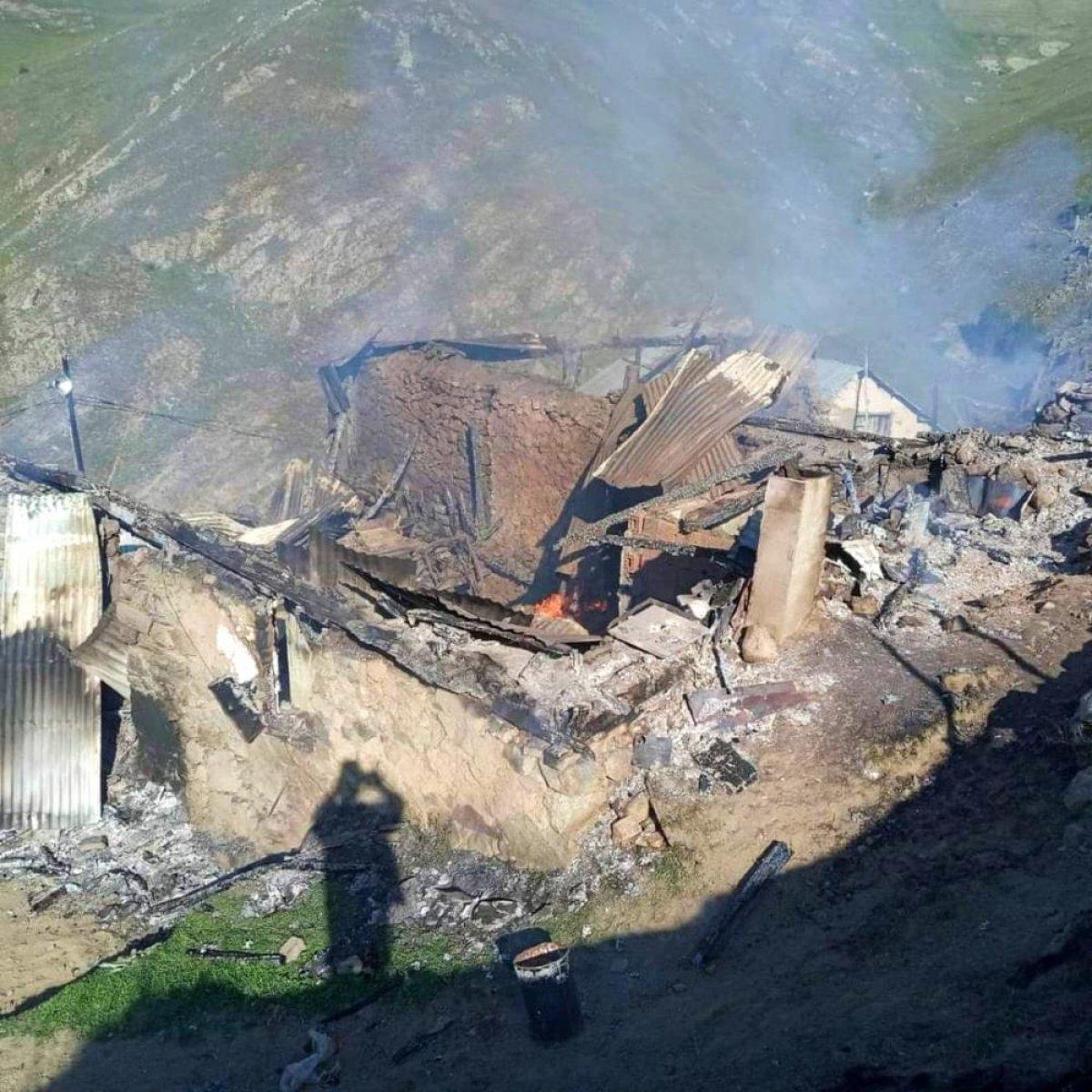 Gümüşhane'de çıkan yangında 2 ev küle döndü