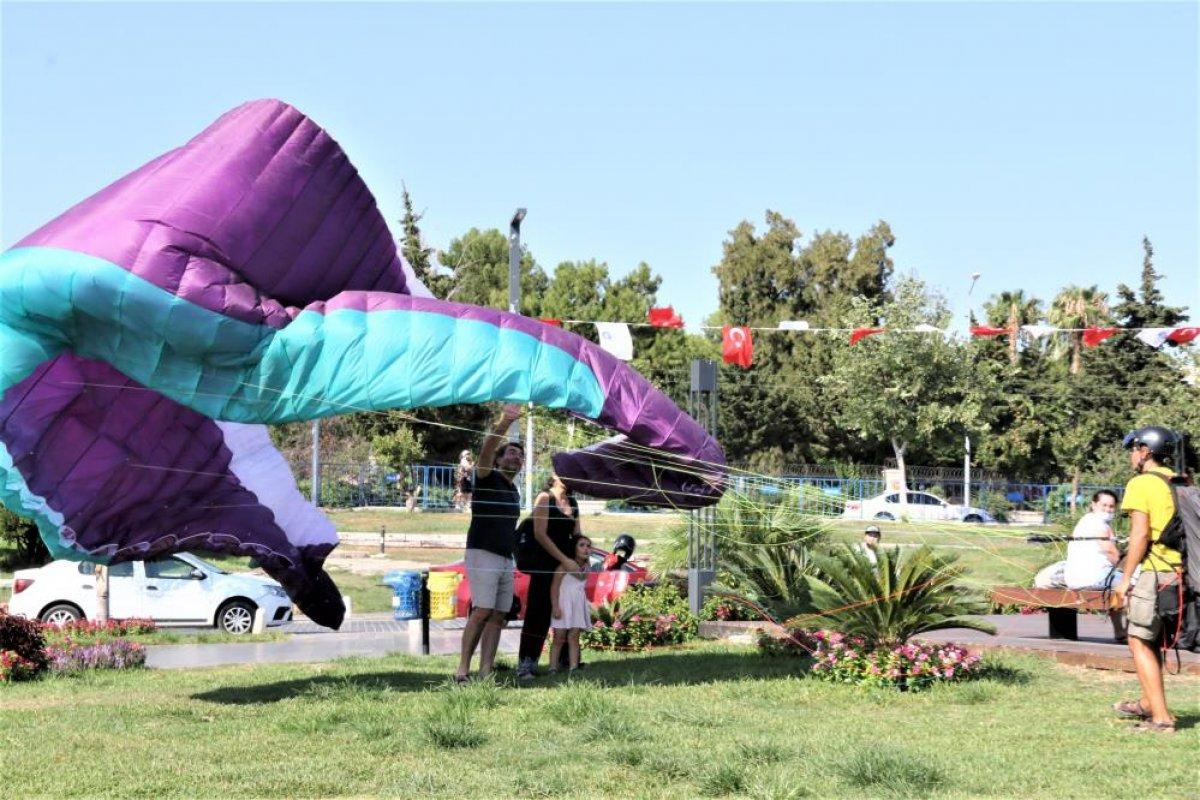 Antalya'da yasağa aldırmayan İtalyan paraşütçü aydınlatma direğine takıldı