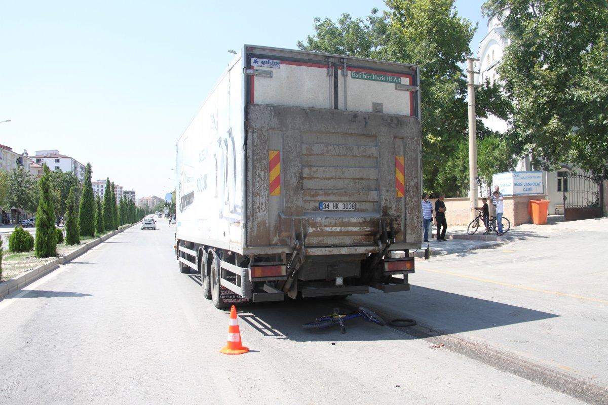 Elazığ'da kamyonun altına kalan bisikletli hayatını kaybetti