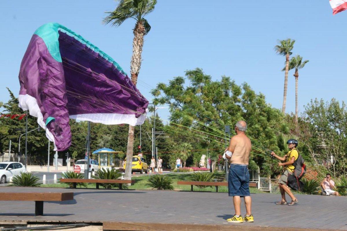 Antalya'da yasağa aldırmayan İtalyan paraşütçü aydınlatma direğine takıldı