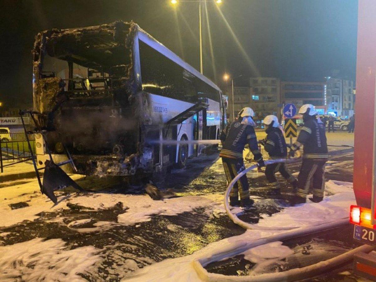 Denizli'de seyir halindeki yolcu otobüsü yandı