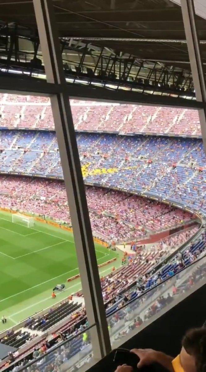 Barcelona taraftarı tribünden PSG'ye küfür etti