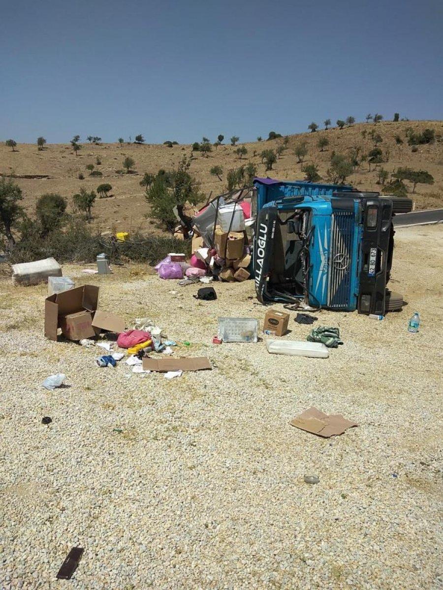 Manisa'da freni tutmayan kamyon yan yattı: 7 kişi yaralandı