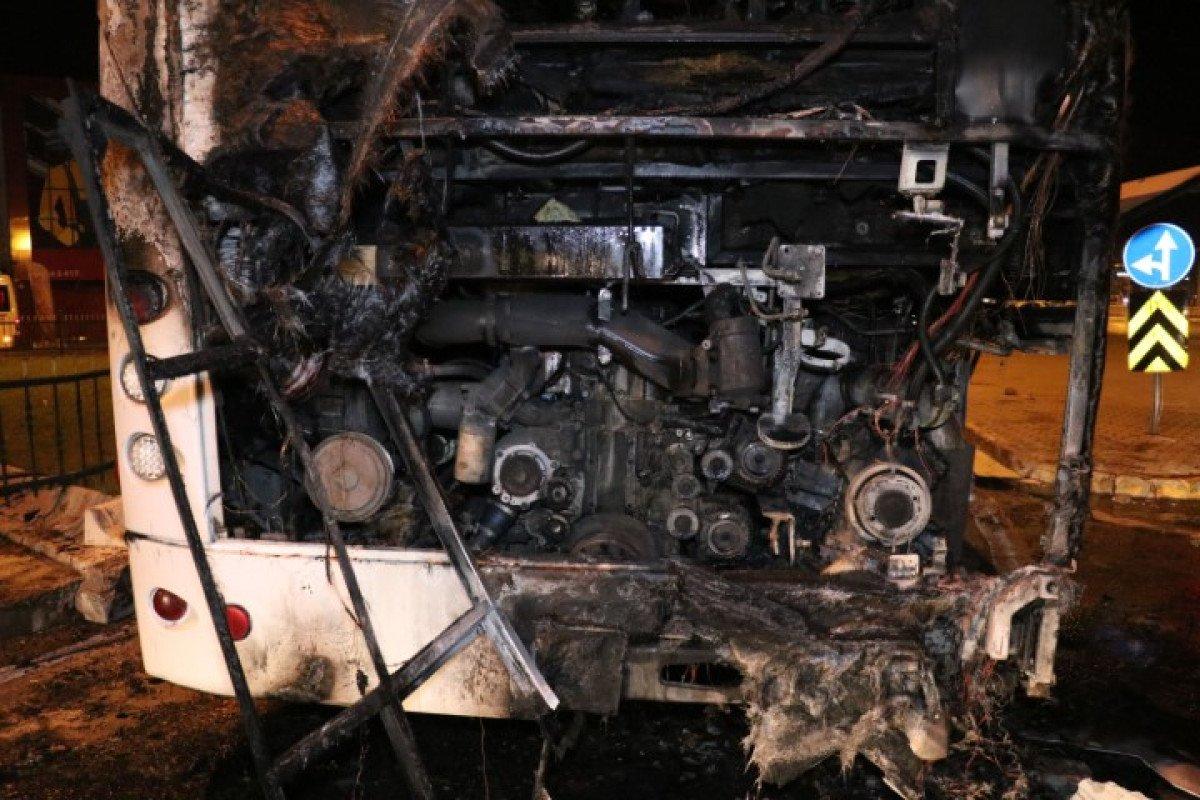 Denizli'de seyir halindeki yolcu otobüsü yandı