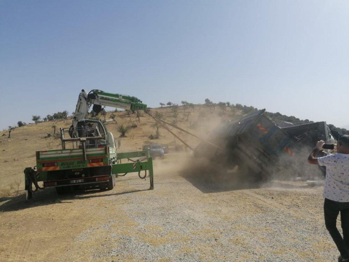 Manisa'da freni tutmayan kamyon yan yattı: 7 kişi yaralandı