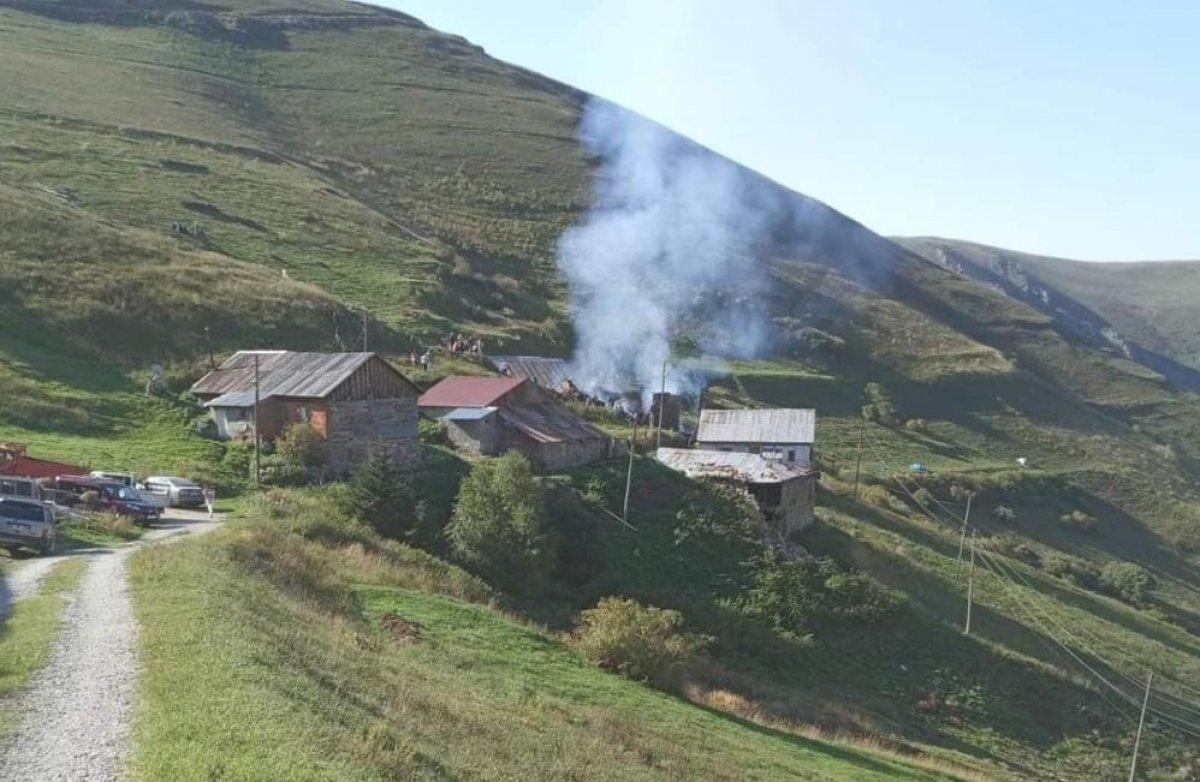 Gümüşhane'de çıkan yangında 2 ev küle döndü
