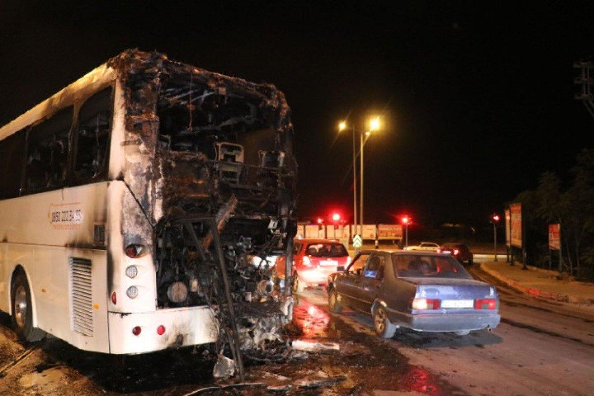 Denizli'de seyir halindeki yolcu otobüsü yandı