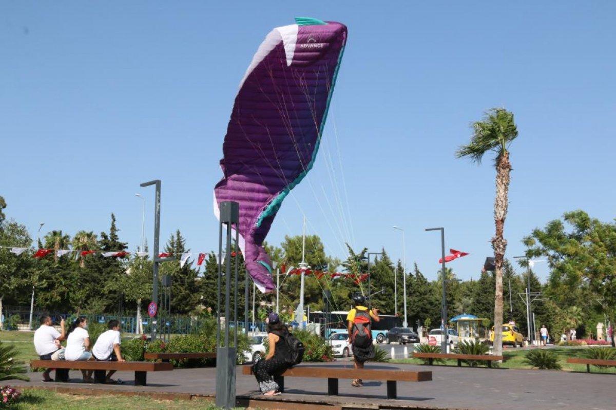 Antalya'da yasağa aldırmayan İtalyan paraşütçü aydınlatma direğine takıldı