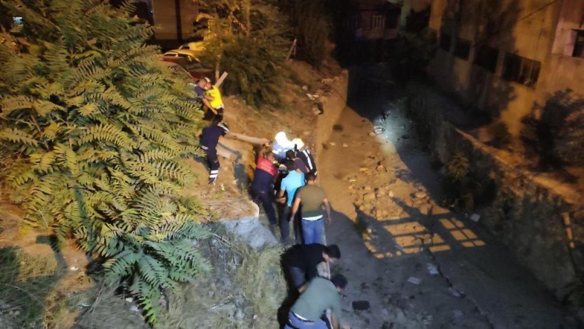 Denizli'de hurdaya dönen araçtan sağ olarak kurtarıldı