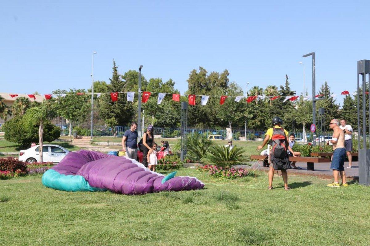 Antalya'da yasağa aldırmayan İtalyan paraşütçü aydınlatma direğine takıldı