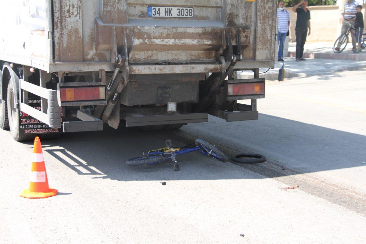Elazığ'da kamyonun altına kalan bisikletli hayatını kaybetti