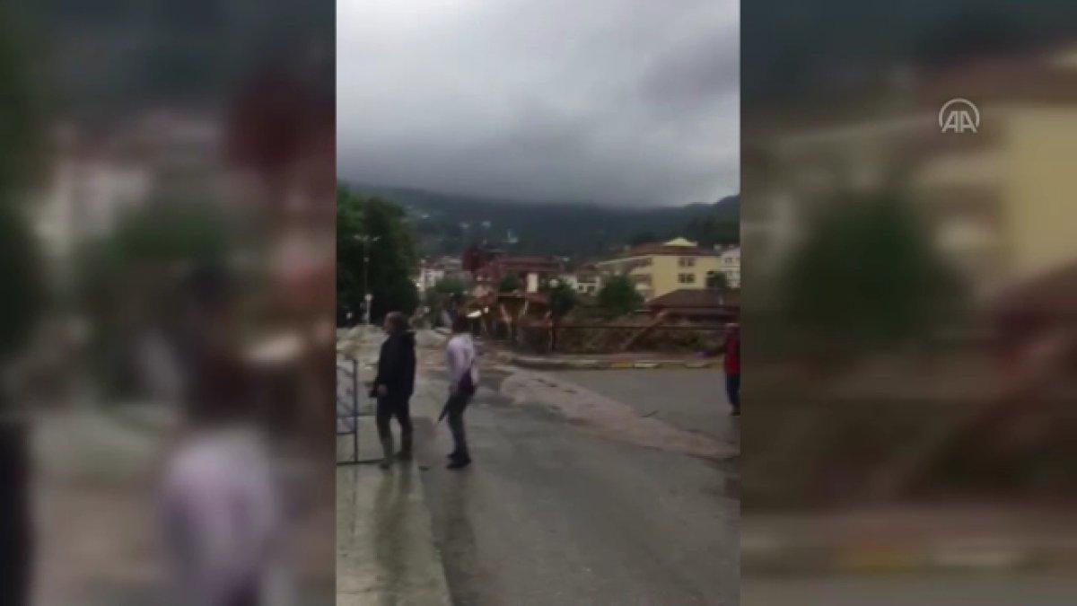 Bozkurt Belediye Başkanı Muammer Yanık'ın selden kurtulduğu görüntüler