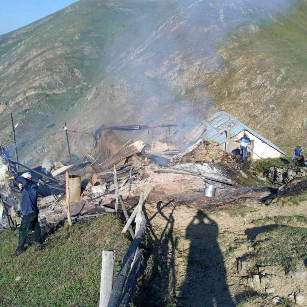 Gümüşhane'de çıkan yangında 2 ev küle döndü