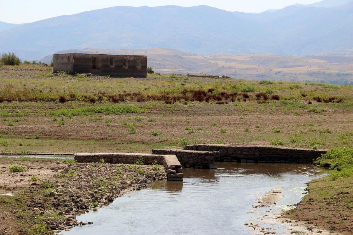 Sivas'ta suların çekildiği baraj, yürüyüş alanına döndü