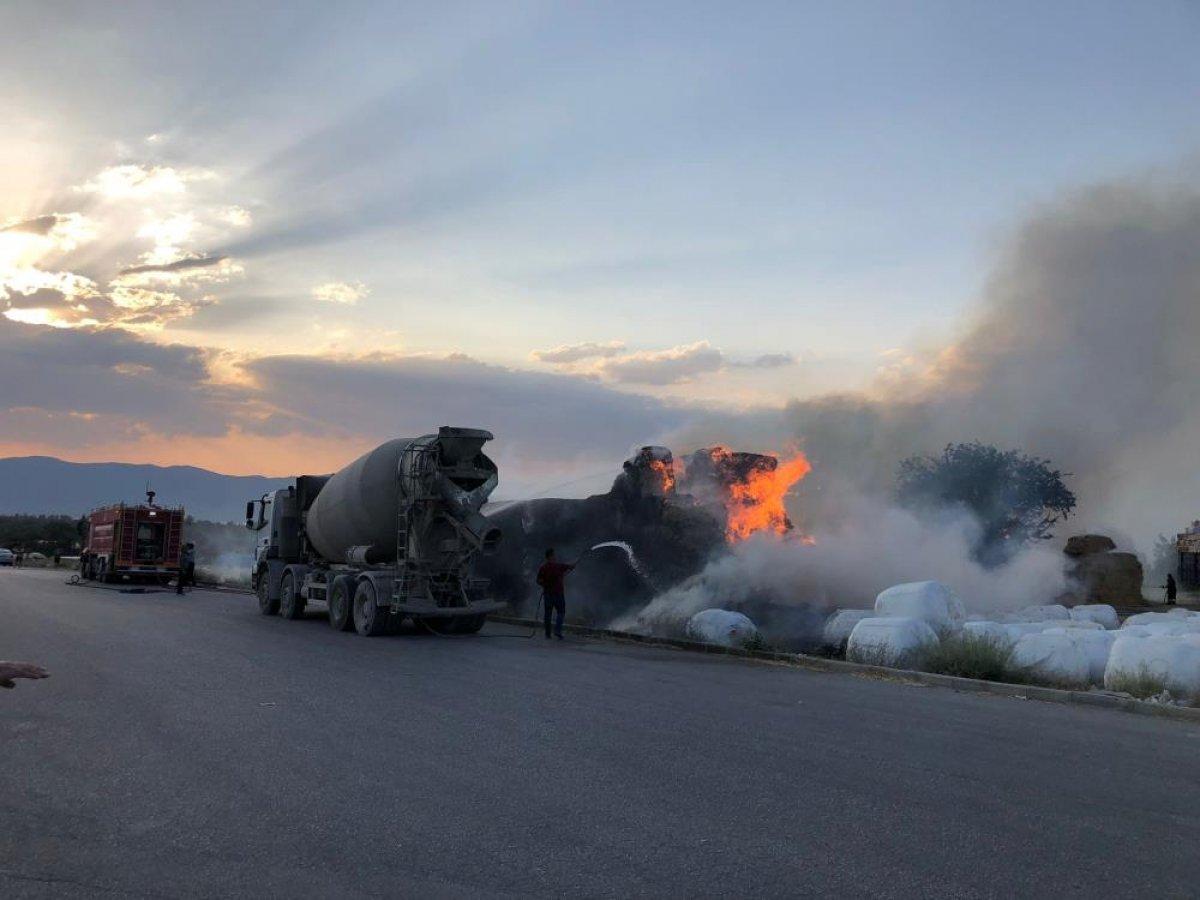 Burdur'da tır üzerindeki saman balyalar yandı