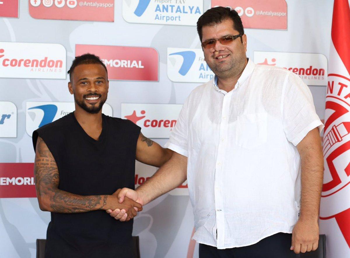 Antalyaspor, Fredy ile 3+1 yıllık sözleşme yeniledi